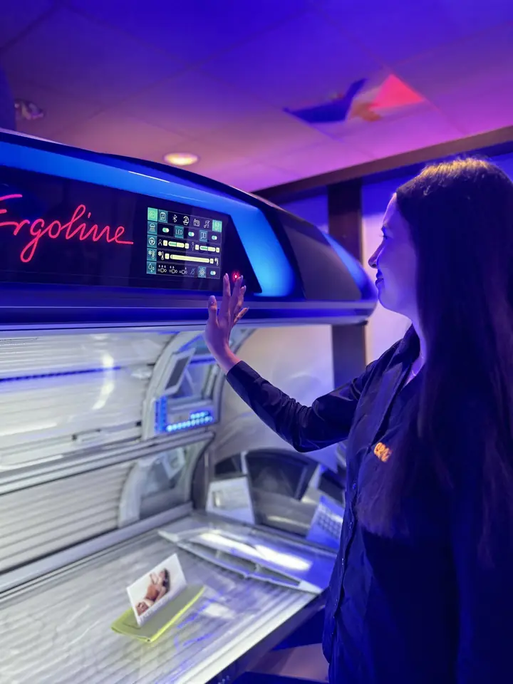 Mitarbeiterin stellt die Ergoline Blue Vision 1800 ein